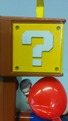 Ici, il est assez bien collé, mais le modèle que j'ai échangé contre le Toad avait un bloc pas très droit... Image